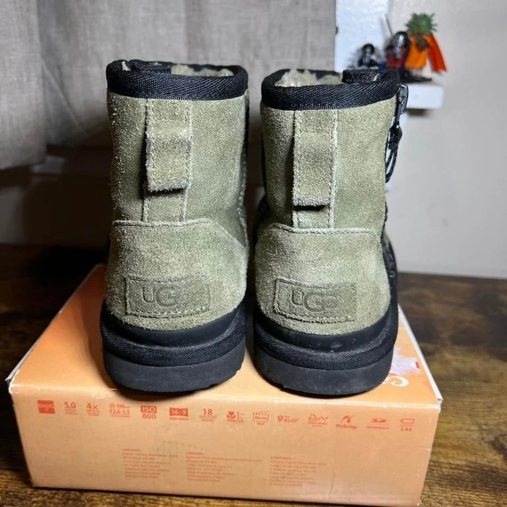UGG Women's Classic Mini‎ Zipper Tape Logo Boot Burnt Olive 1144034 Size 4